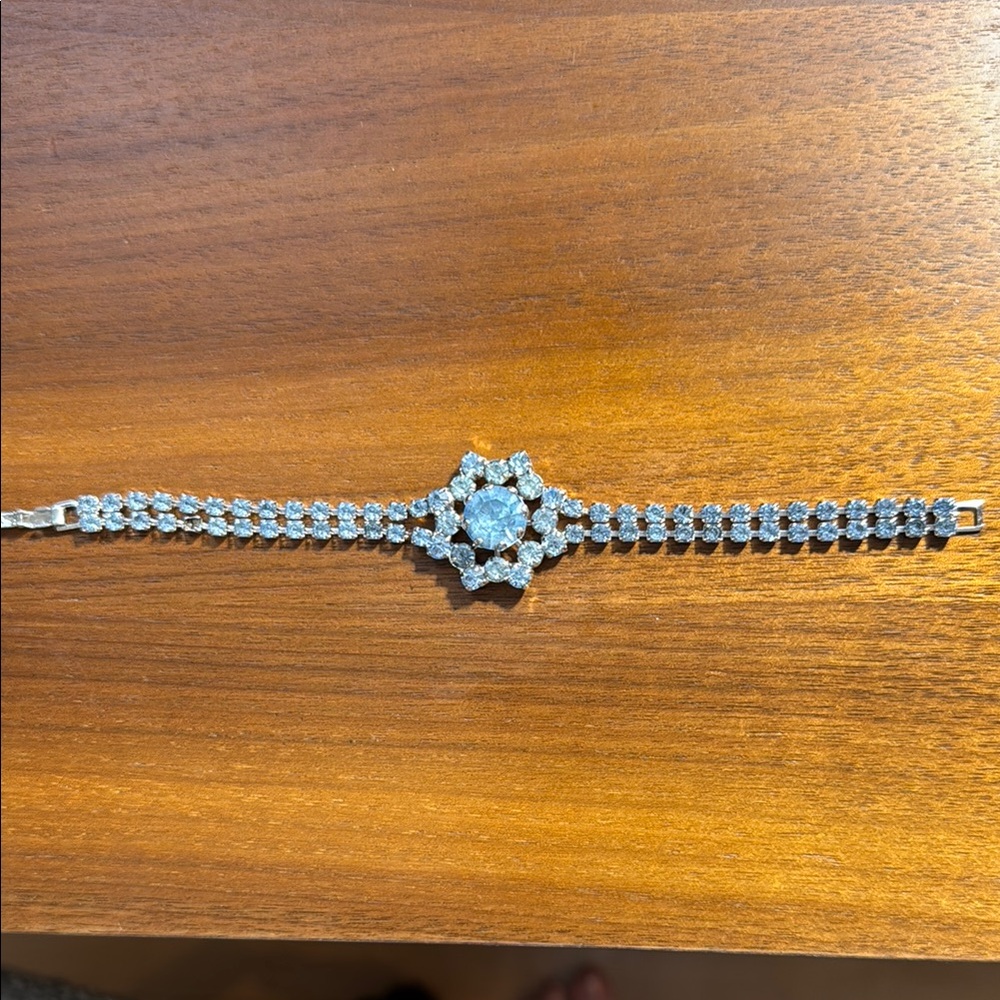 Elegant Vintage Bracelet with Blue Rhinestones